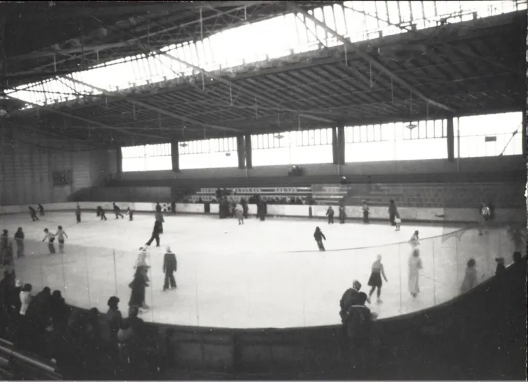 Historická fotografie zimního stadionu Nymburk